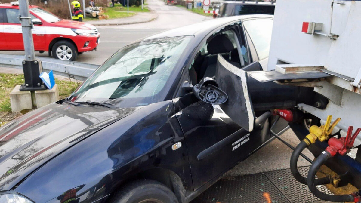 Nehoda auta a vlaku v Nových Bucích. Foto: Drážní hasiči