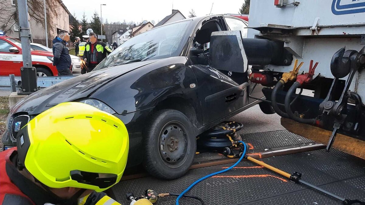 Nehoda auta a vlaku v Nových Bucích. Foto: Drážní hasiči