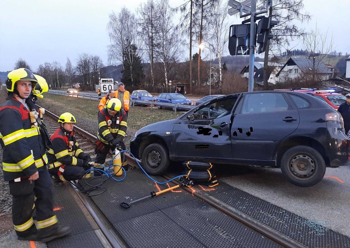 Nehoda auta a vlaku v Nových Bucích. Foto: Drážní hasiči