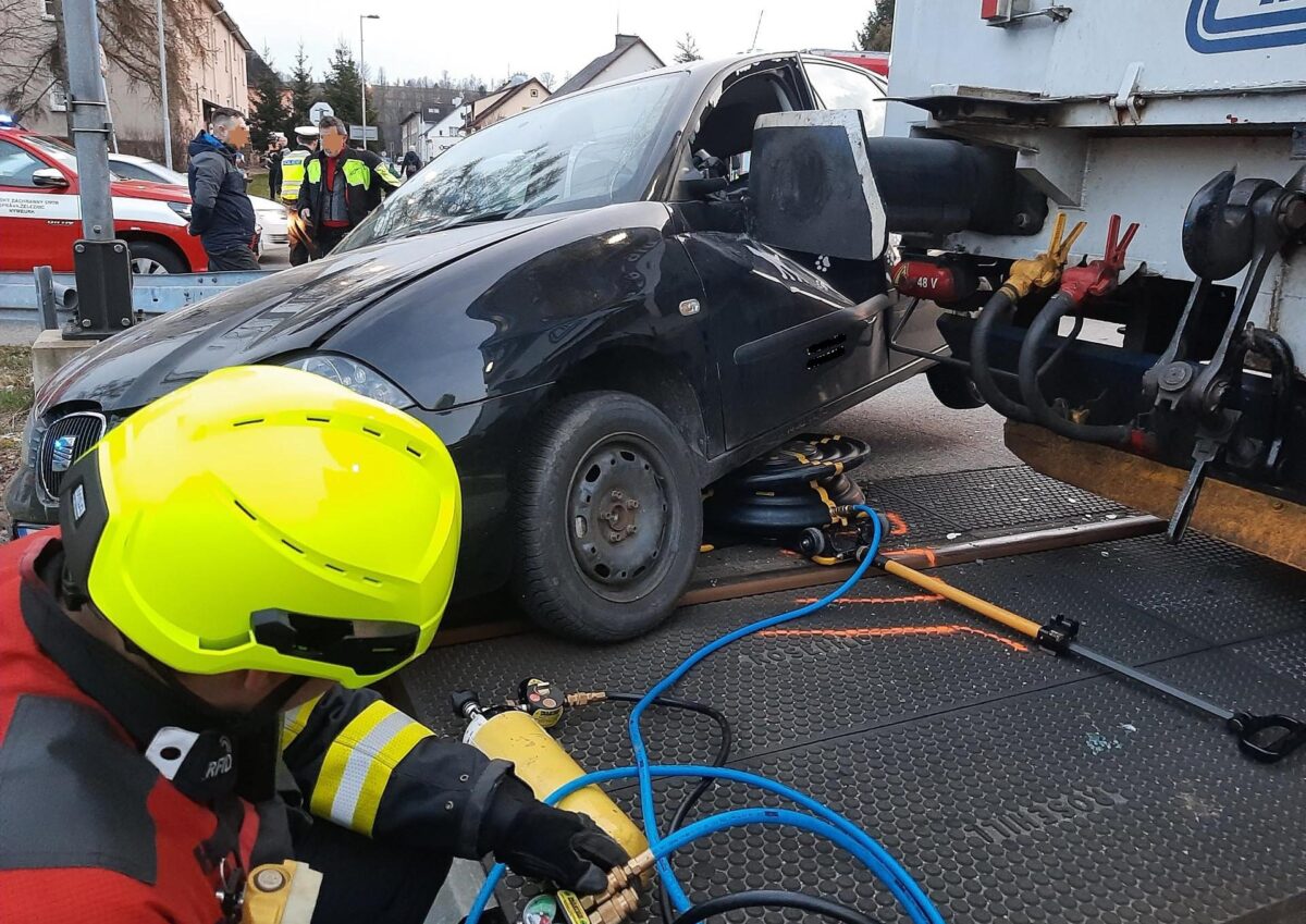 Nehoda auta a vlaku v Nových Bucích. Foto: Drážní hasiči