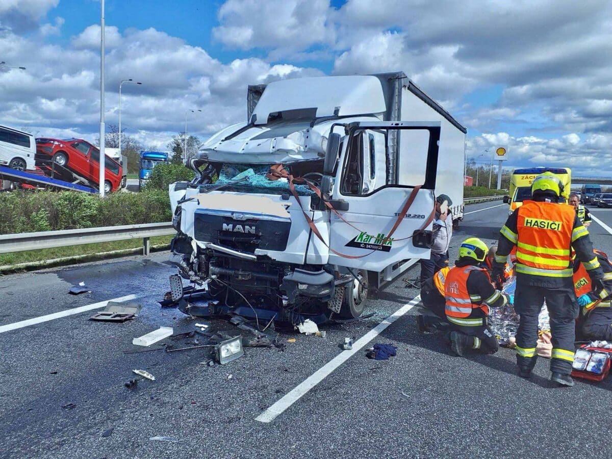 Vážná nehoda v úterý uzavřela dálnici D11. Foto: HZS