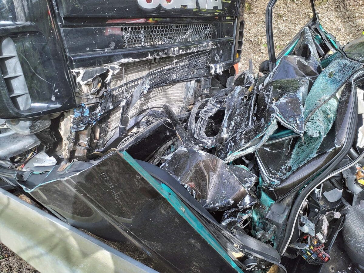 Vůz Audi skončil po čelní srážce s náklaďákem rozdrcený. Foto: HZS