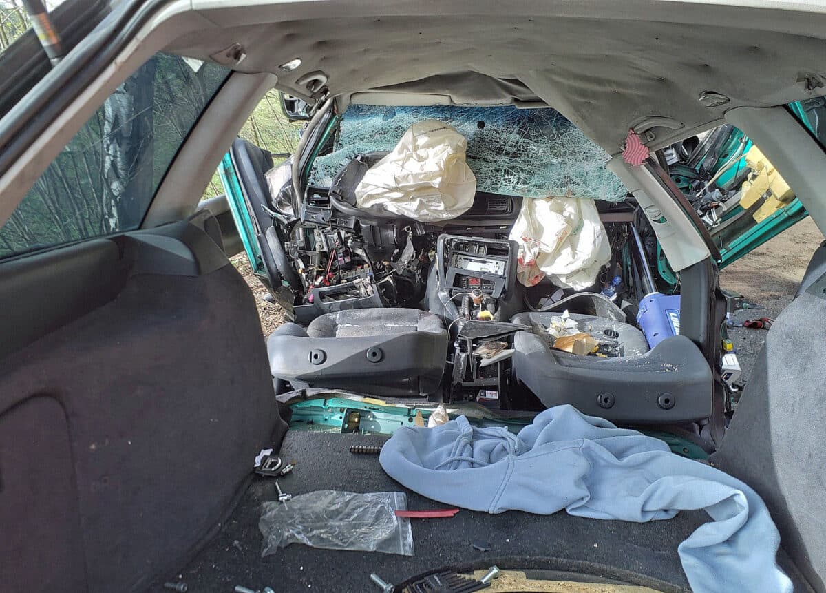 Vůz Audi skončil po čelní srážce s náklaďákem rozdrcený. Foto: HZS