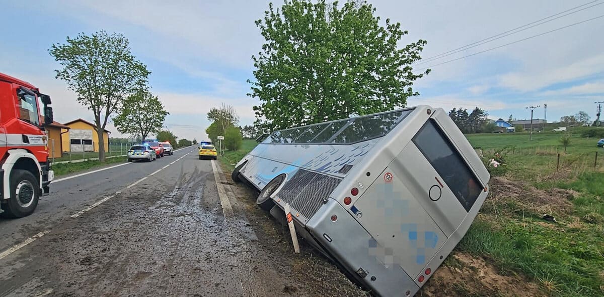 Nehoda autobusu u obce Dublovice na Příbramsku. Foto: HZS