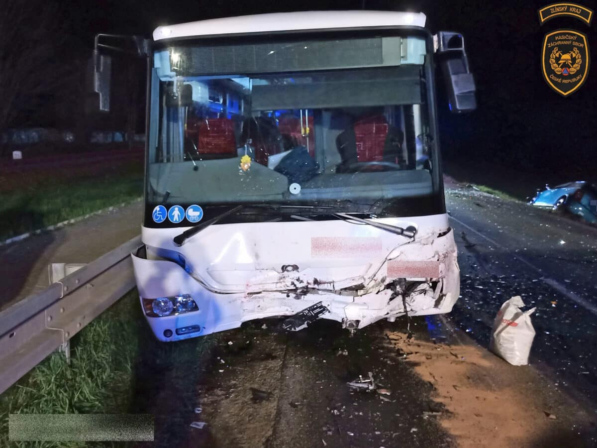 Tragická nehoda u obce Halenkov na Vsetínsku. Foto: HZS
