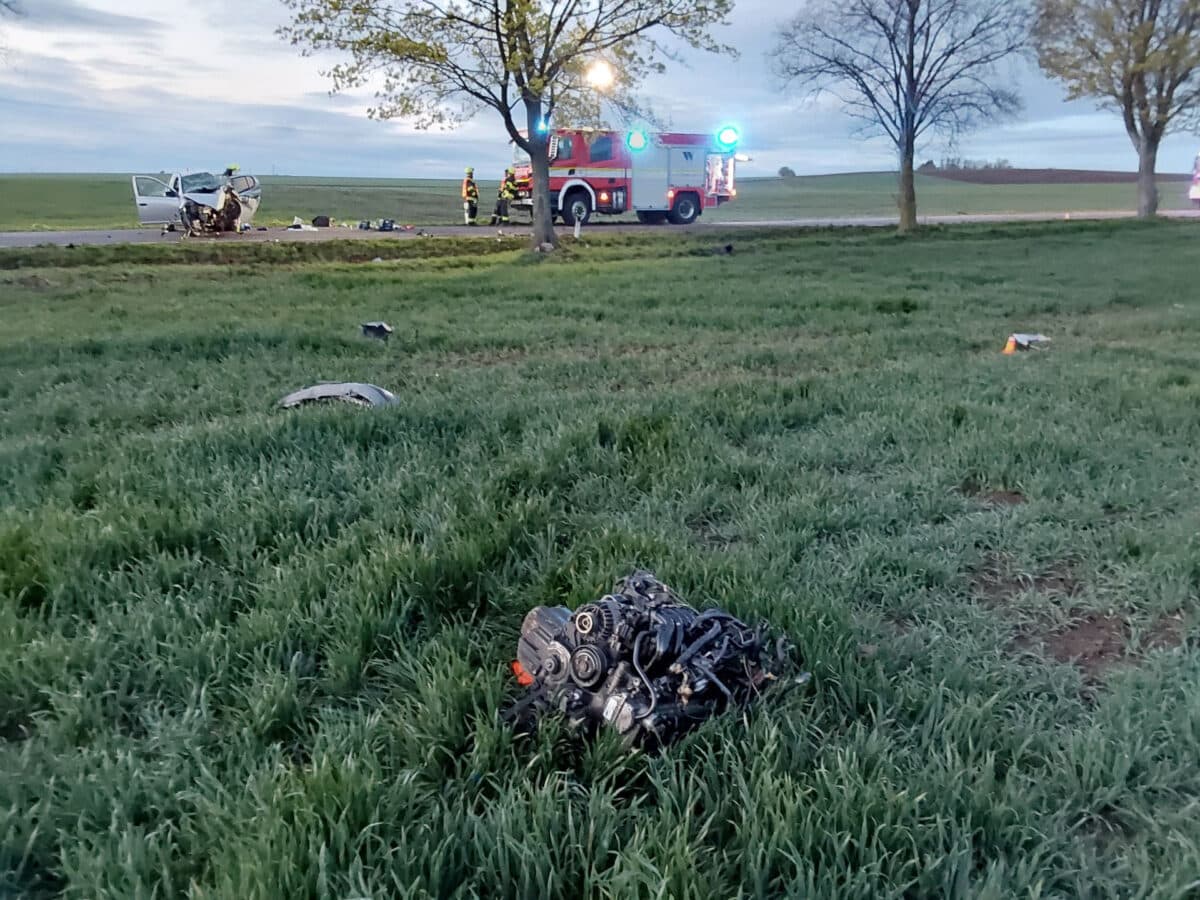 Z vozu po nárazu odletěl motor, skončil daleko v poli. Foto: HZS