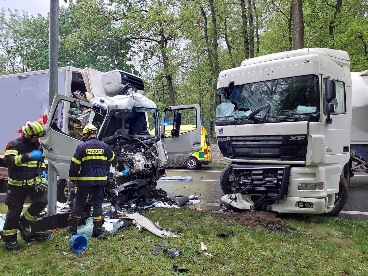 Nehoda dvou nákladních vozů na Pardubicku. Foto: HZS
