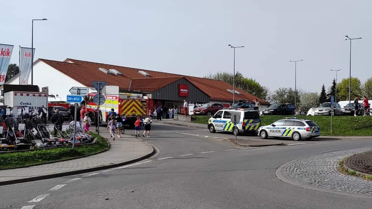 Záchranáři zasahují u nehody v Polici nad Metují. Foto: Jiří Herman Škop