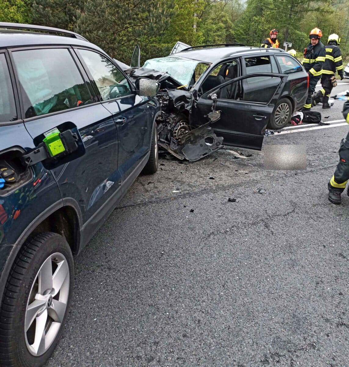 Řidička Octavie u Střílek vjela do protisměru a srazila se s Karoqem. Foto: HZS