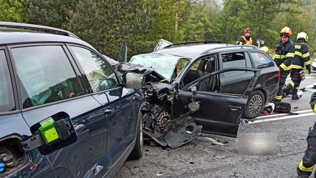 Řidička Octavie u Střílek vjela do protisměru a srazila se s Karoqem. Foto: HZS