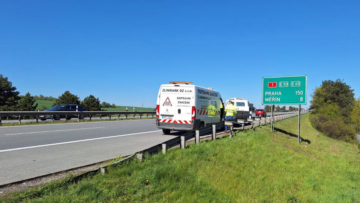ŘSD osazuje další úseky D1 značkami se zákazem předjíždění kamionů. Zdroj: ŘSD