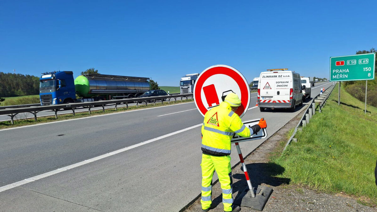 ŘSD osazuje další úseky D1 značkami se zákazem předjíždění kamionů. Zdroj: ŘSD