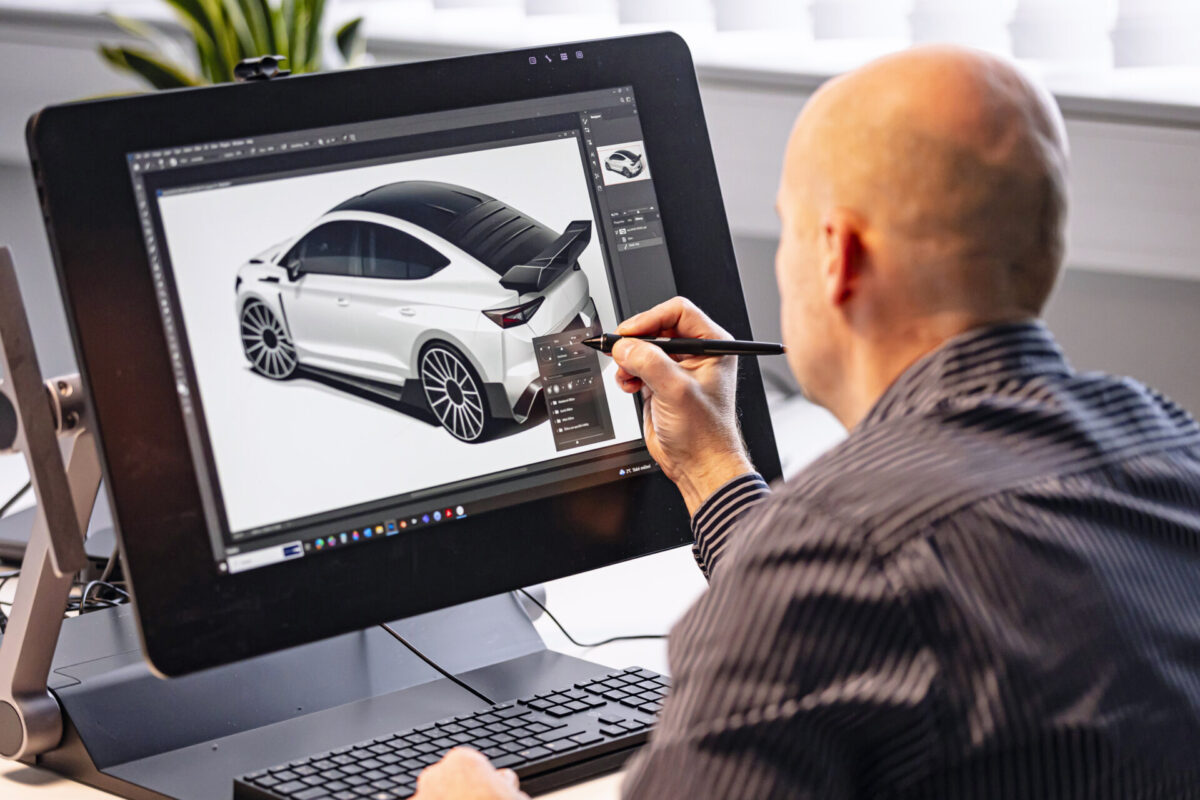 Díky čistému a dynamickému designu, včetně působivého zadního křídla, vypadá koncept Škoda Enyaq RS Race rychle i na papíře.