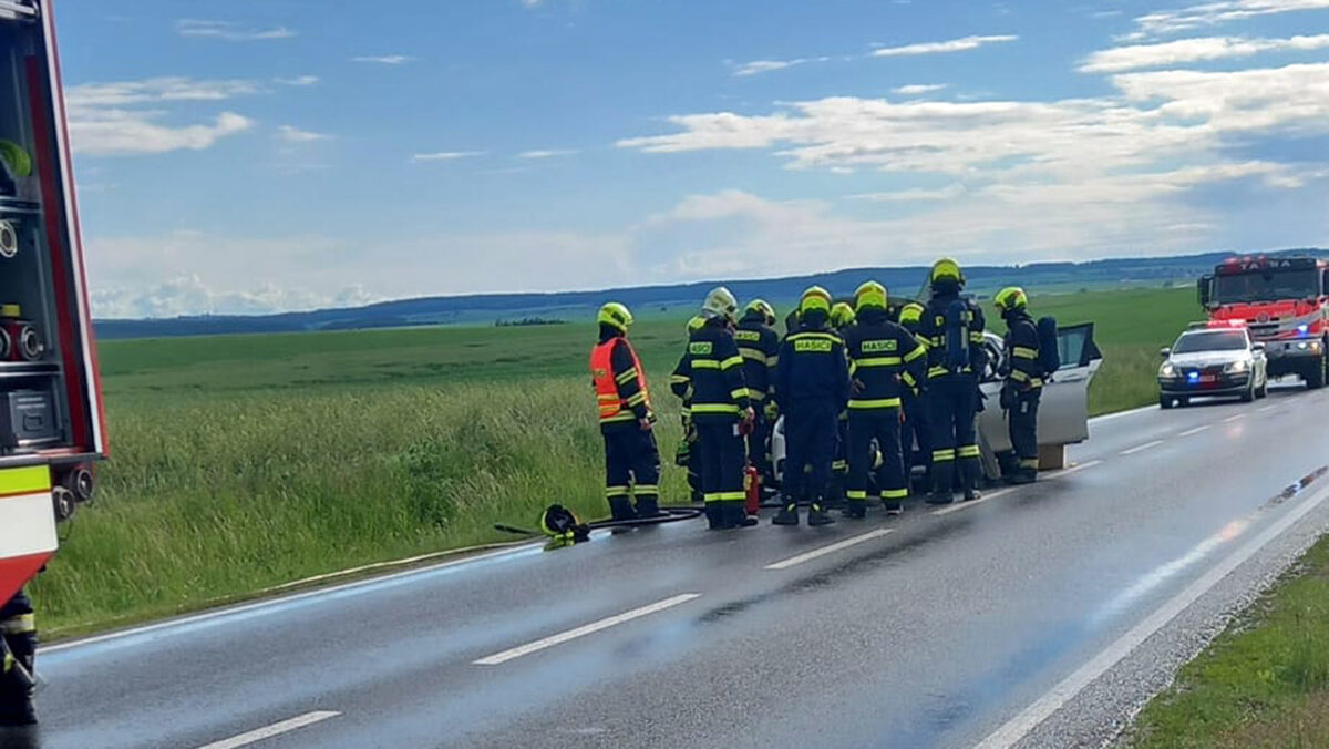 Doauta udeřil Blesk na okraji obce Kožlany na Plzeňsku. Foto: SDH Kožlany