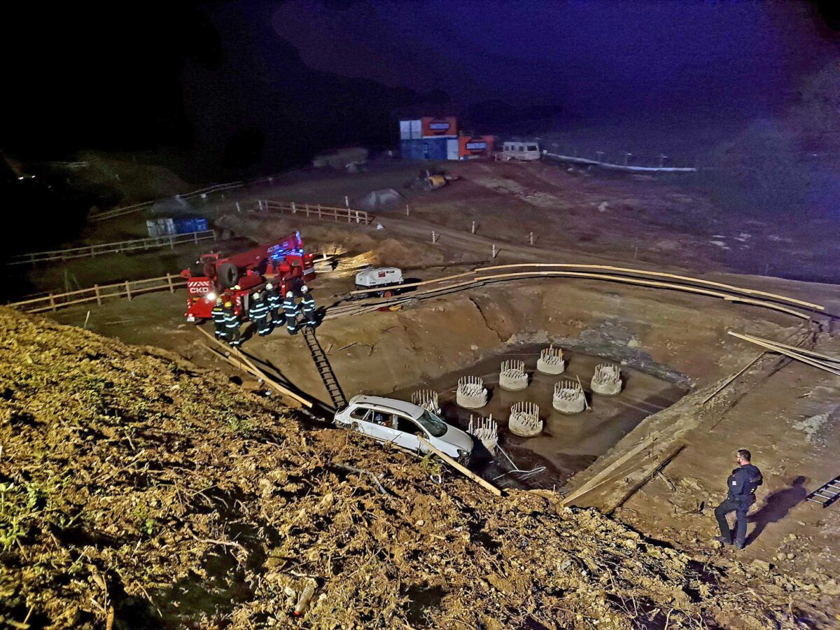 Auto vyjelo z dálnice D3 u Dolního Dvořiště. Foto: HZS