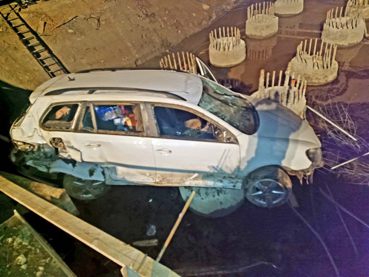 Auto vyjelo z dálnice D3 u Dolního Dvořiště. Foto: HZS