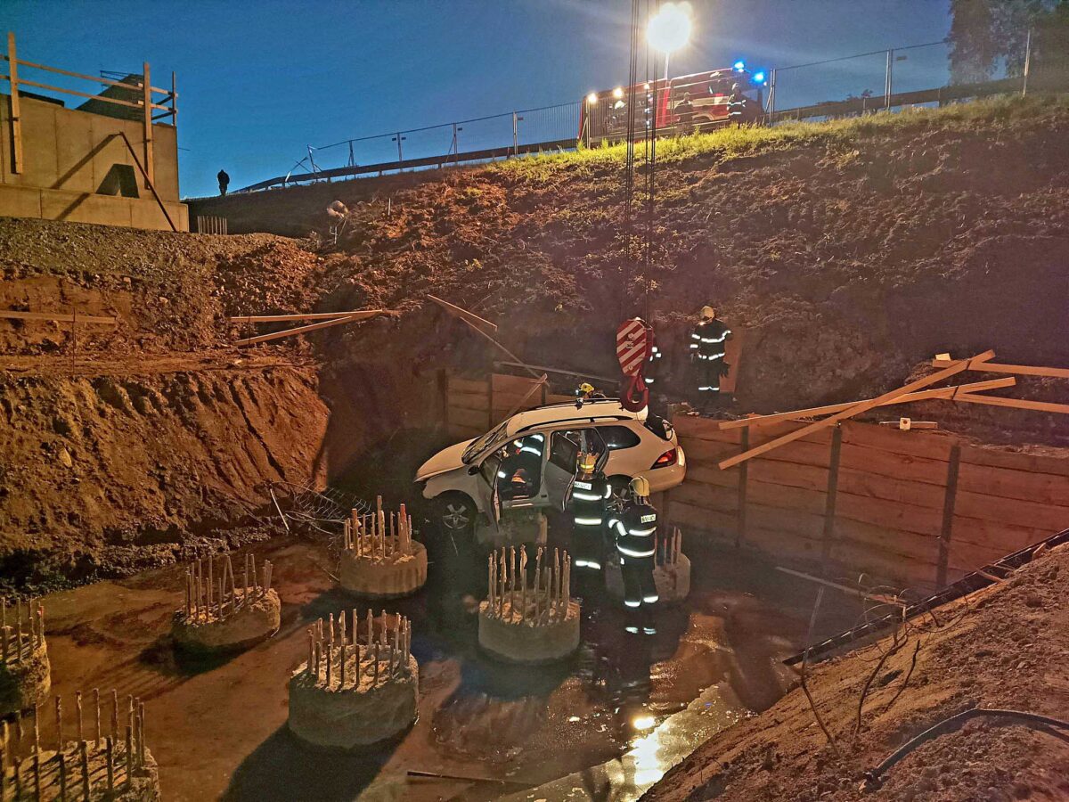 Auto vyjelo z dálnice D3 u Dolního Dvořiště. Foto: HZS