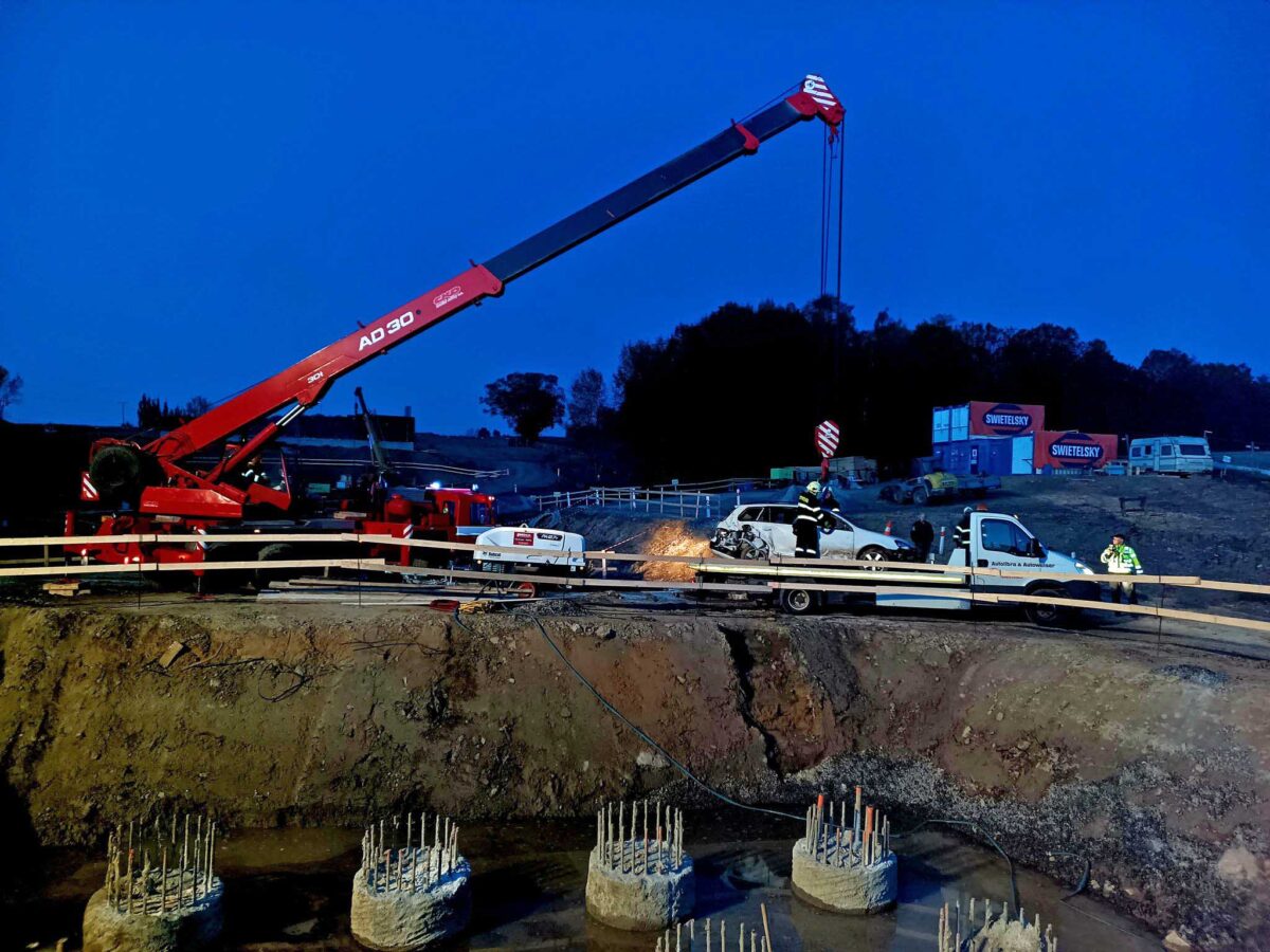 Auto vyjelo z dálnice D3 u Dolního Dvořiště. Foto: HZS