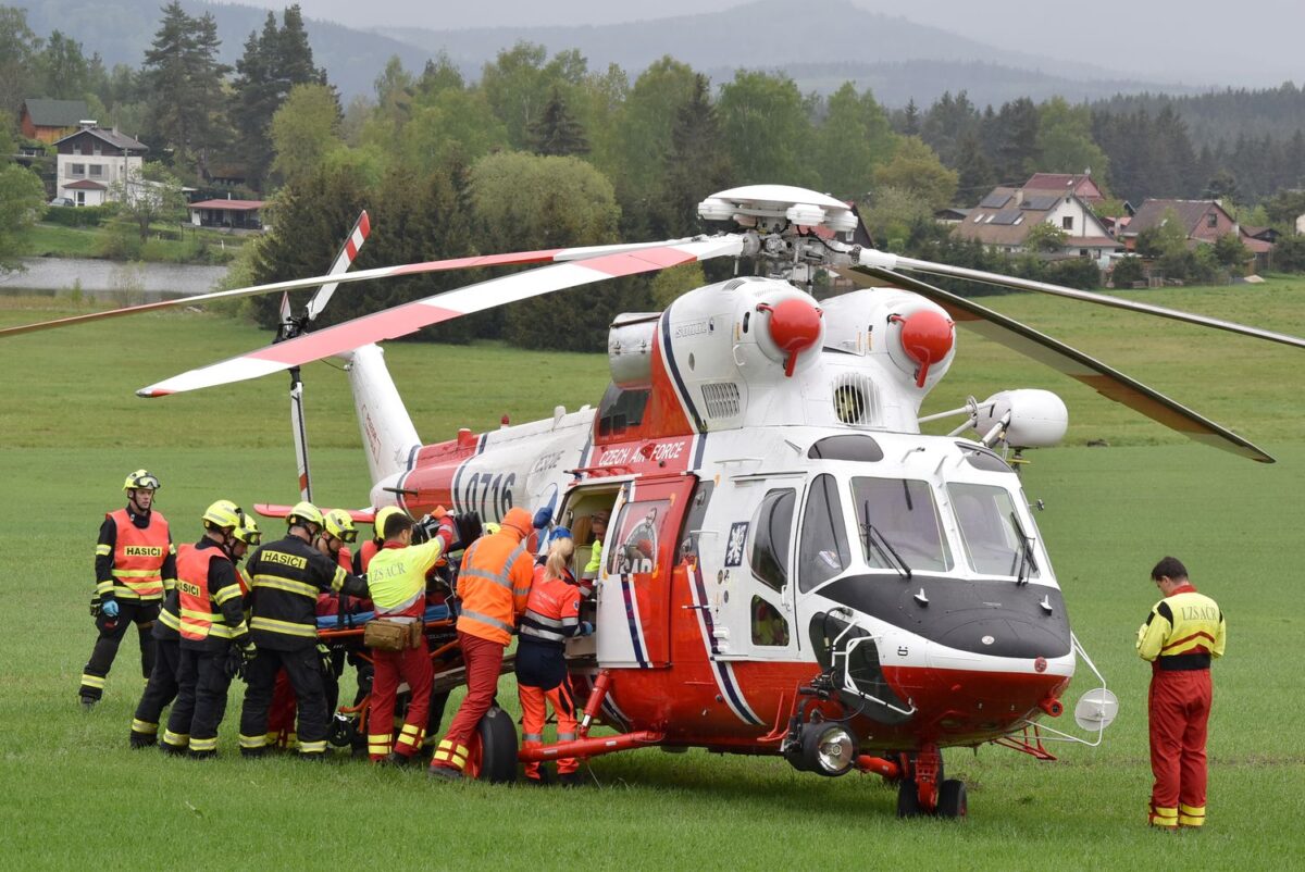 Záchranáři zasahují u tragické nehody u obce Andělská Hora. Foto: HZS