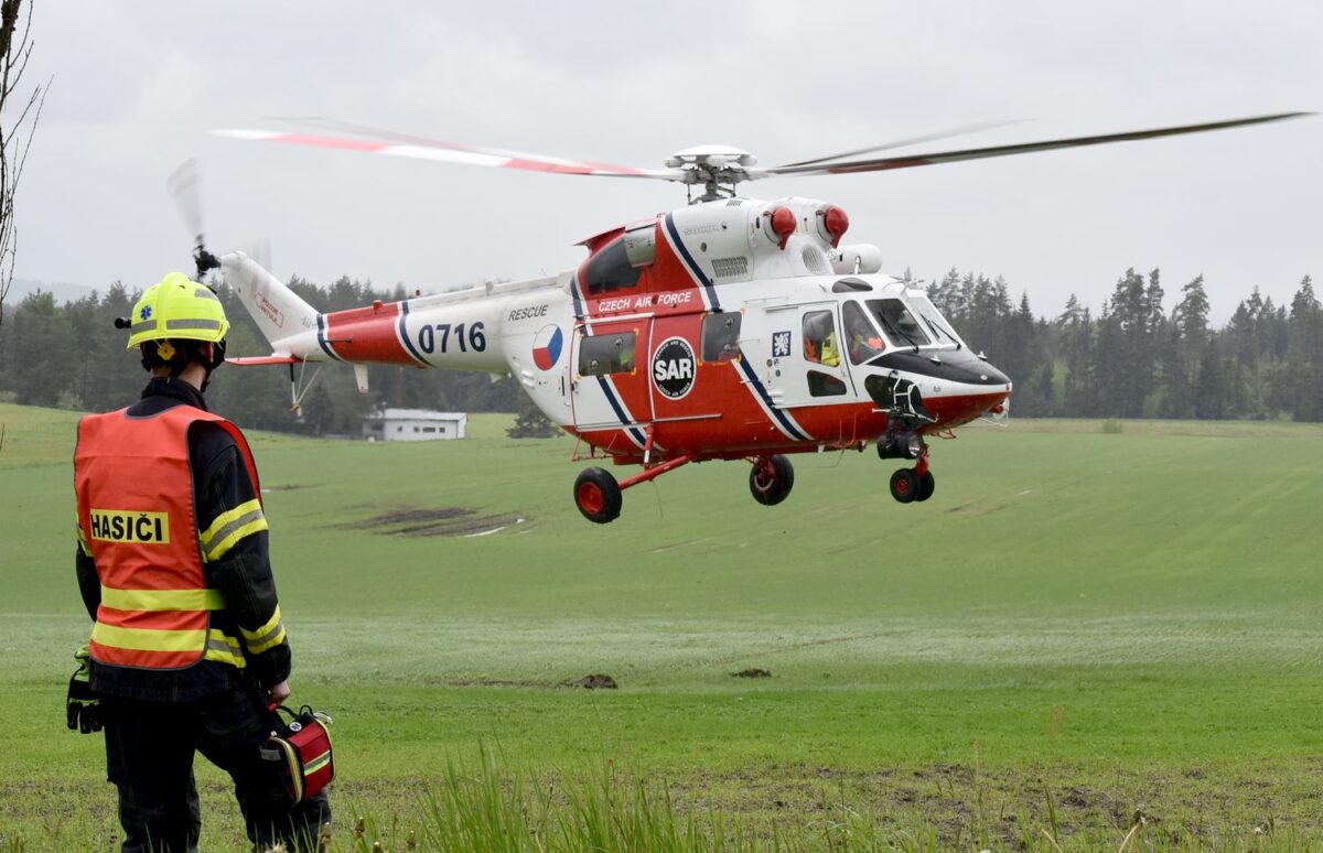 Záchranáři zasahují u tragické nehody u obce Andělská Hora. Foto: HZS