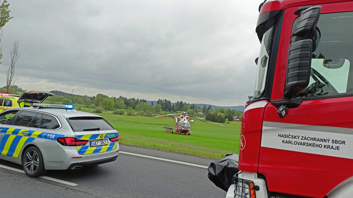 Záchranáři zasahují u tragické nehody u obce Andělská Hora. Foto: HZS