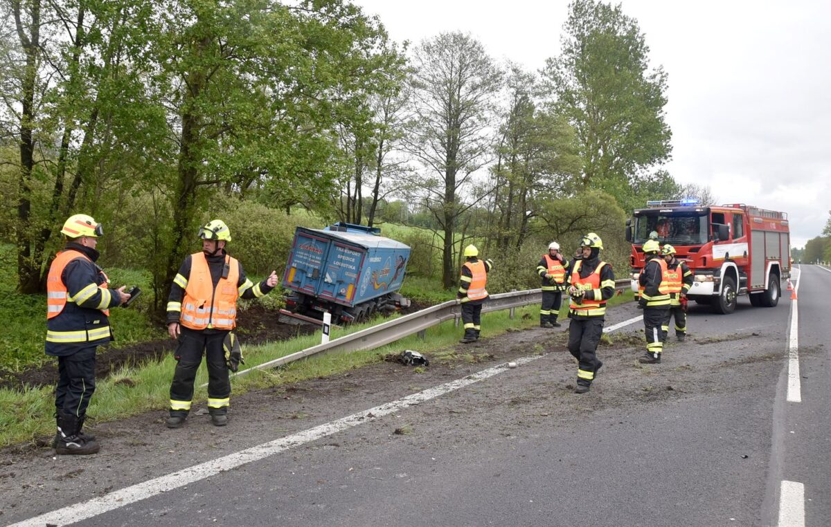 Záchranáři zasahují u tragické nehody u obce Andělská Hora. Foto: HZS