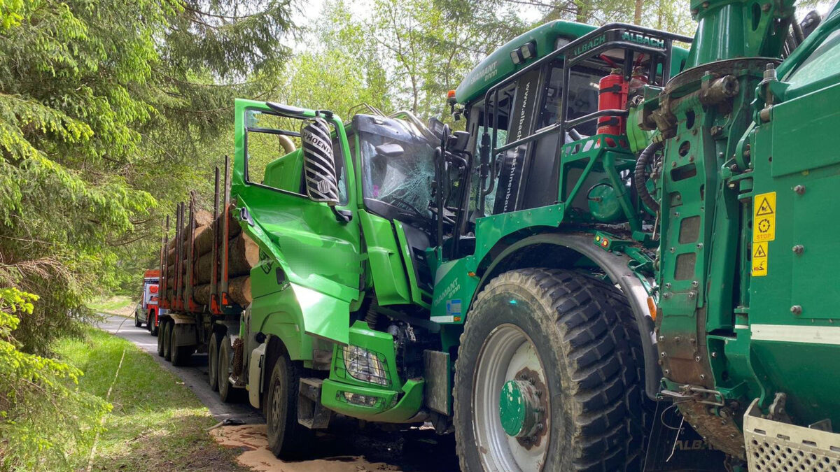 Nehoda nedaleko Frymburka. Srazil se tahač se dřevem a štěpkovač. Foto: HZS