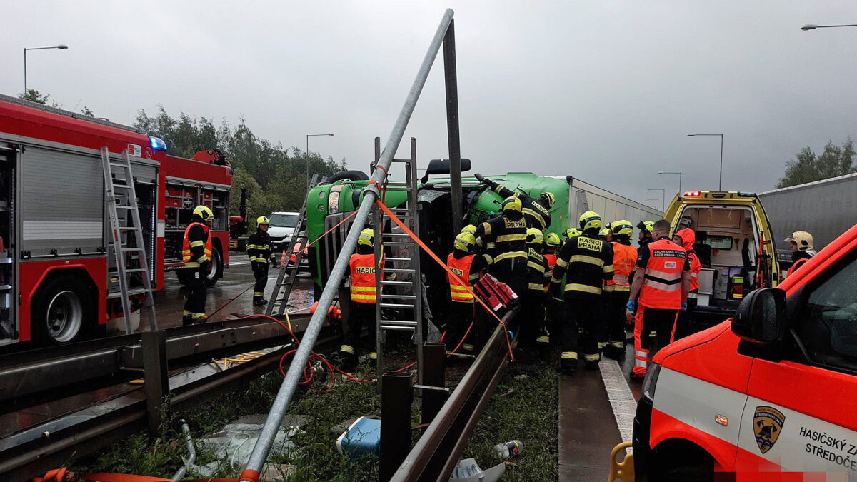 Nehoda na Pražském okruhu. Převrátil se tam kamion. Foto: HZS