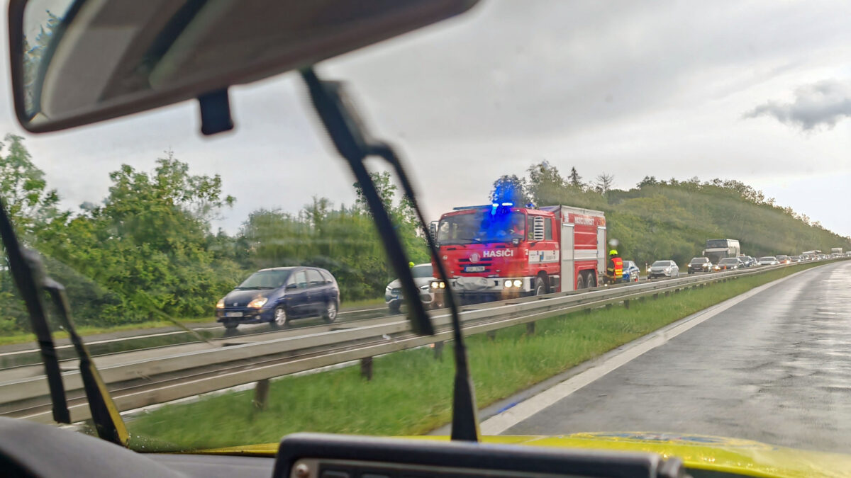 Nedělní nehoda na dálnici D6. Zdroj: X/Simmar