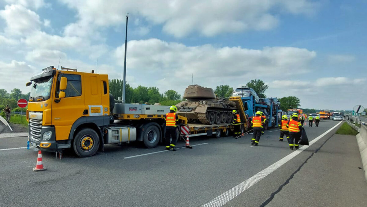 Tragická nehoda na dálnici D1. Kamion slisoval Fabii. Foto: HZS