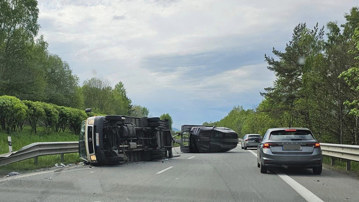 Nehoda odtahovky na silnici 35 u Liberce. Foto: FB/Jan Mejsnar