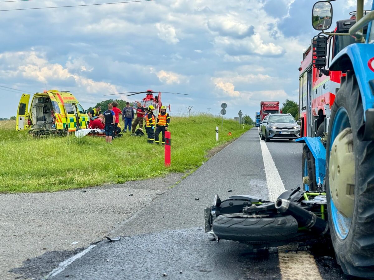 Nehoda motorkáře a traktoru v Opavě. Foto: ZZS