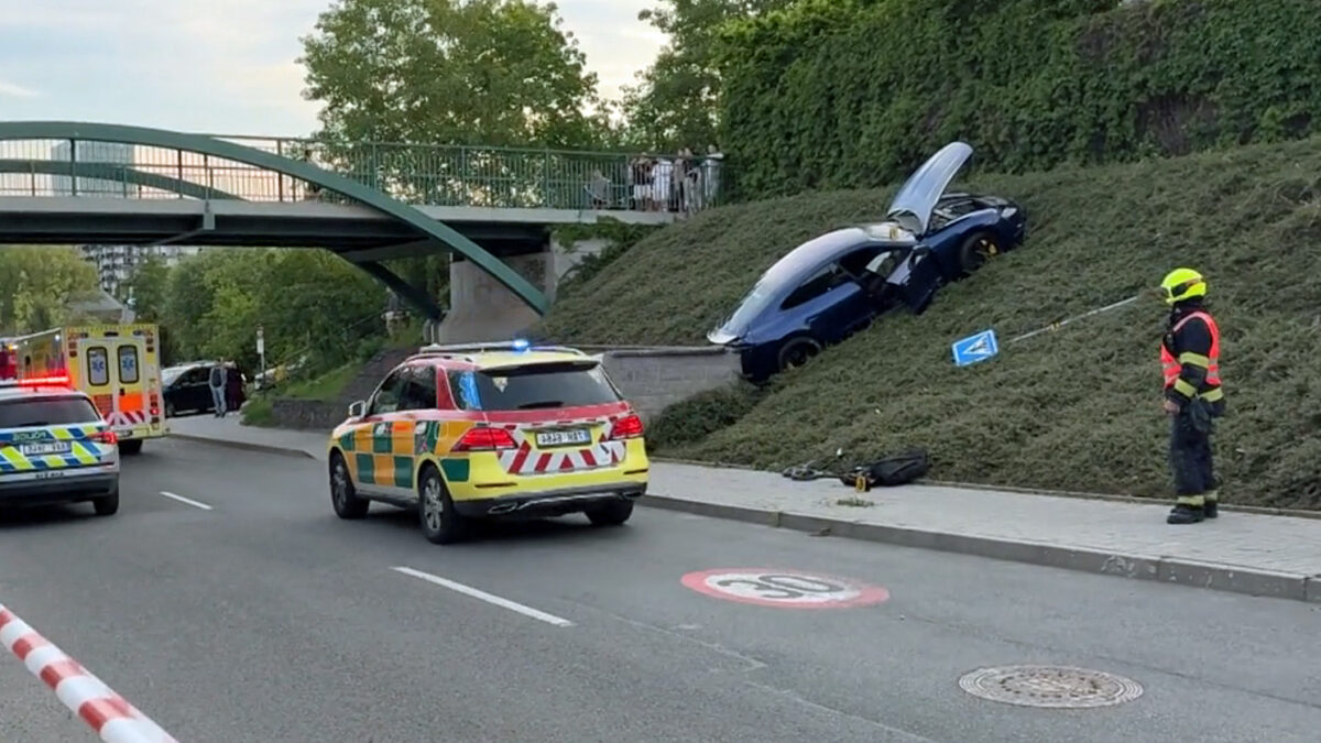 Porsche v Praze srazilo maminku s kočárkem. 