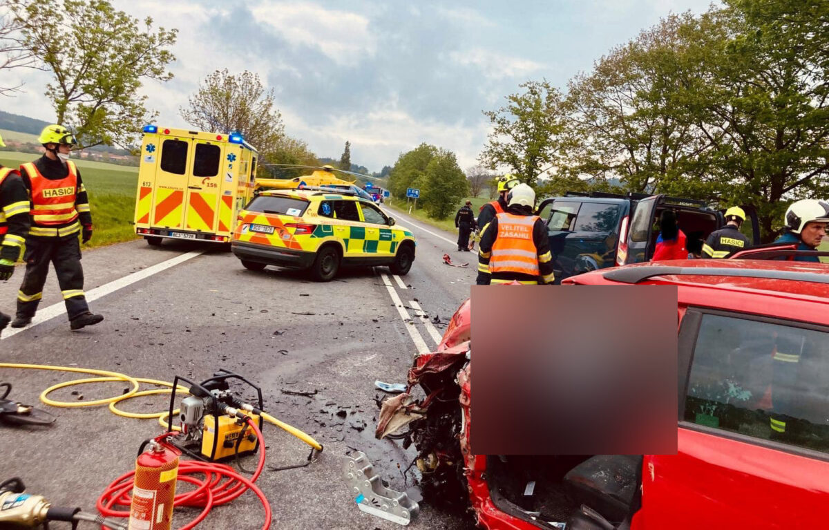 Vážná nehoda pěti aut u obce Rovná. Foto: ZZS 