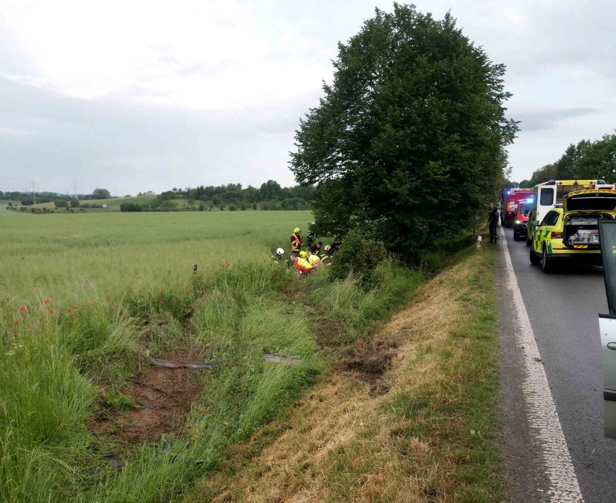 Nehoda na Rychnovsku: Řidič BMW u Solnice vyjel ze silnice do pole. Foto: HZS 
