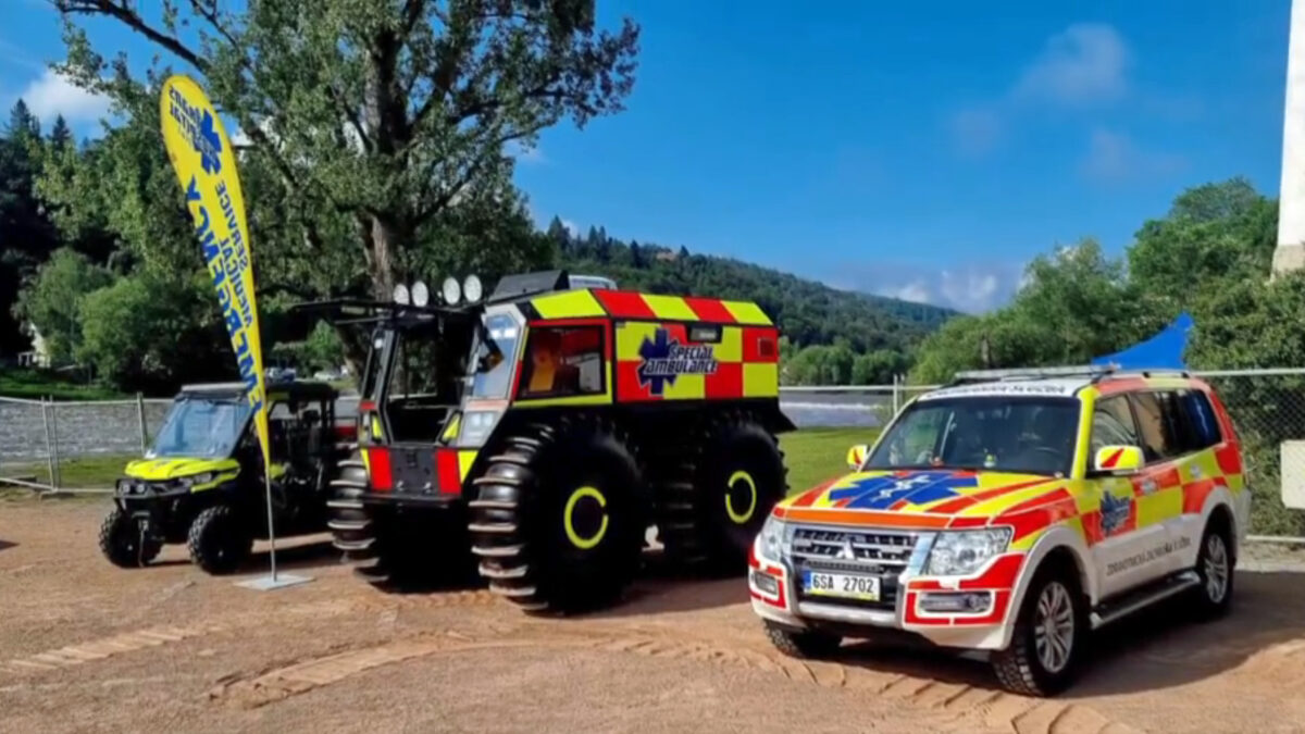 Speciální vůz záchranářů v Dobřichovicích unášela řeka. Foto: THP