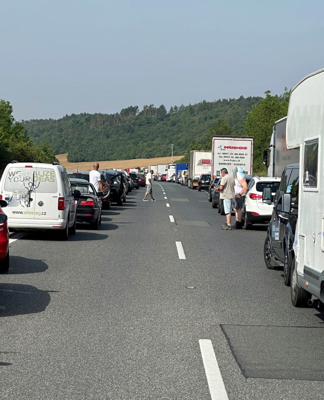 Na dálnici D5 se vytvořila dlouhá kolona. Foto: X