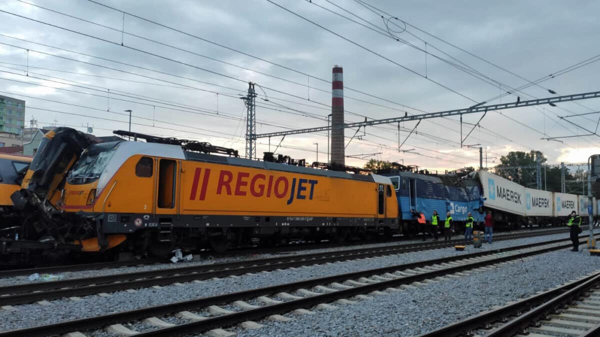 Následky tragické nehody vlaků v Pardubicích. Foto: DI