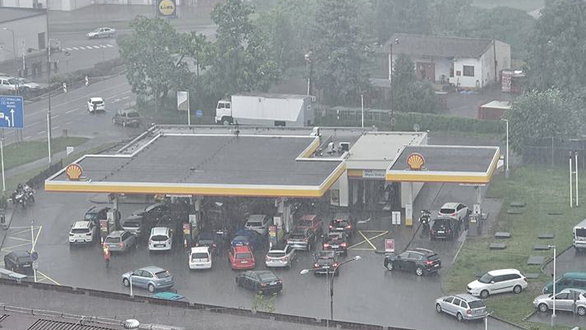 Řidiči se snaží ukrýt auta na benzínce v Mělníku před kroupami. Foto: Daniel Šafařík