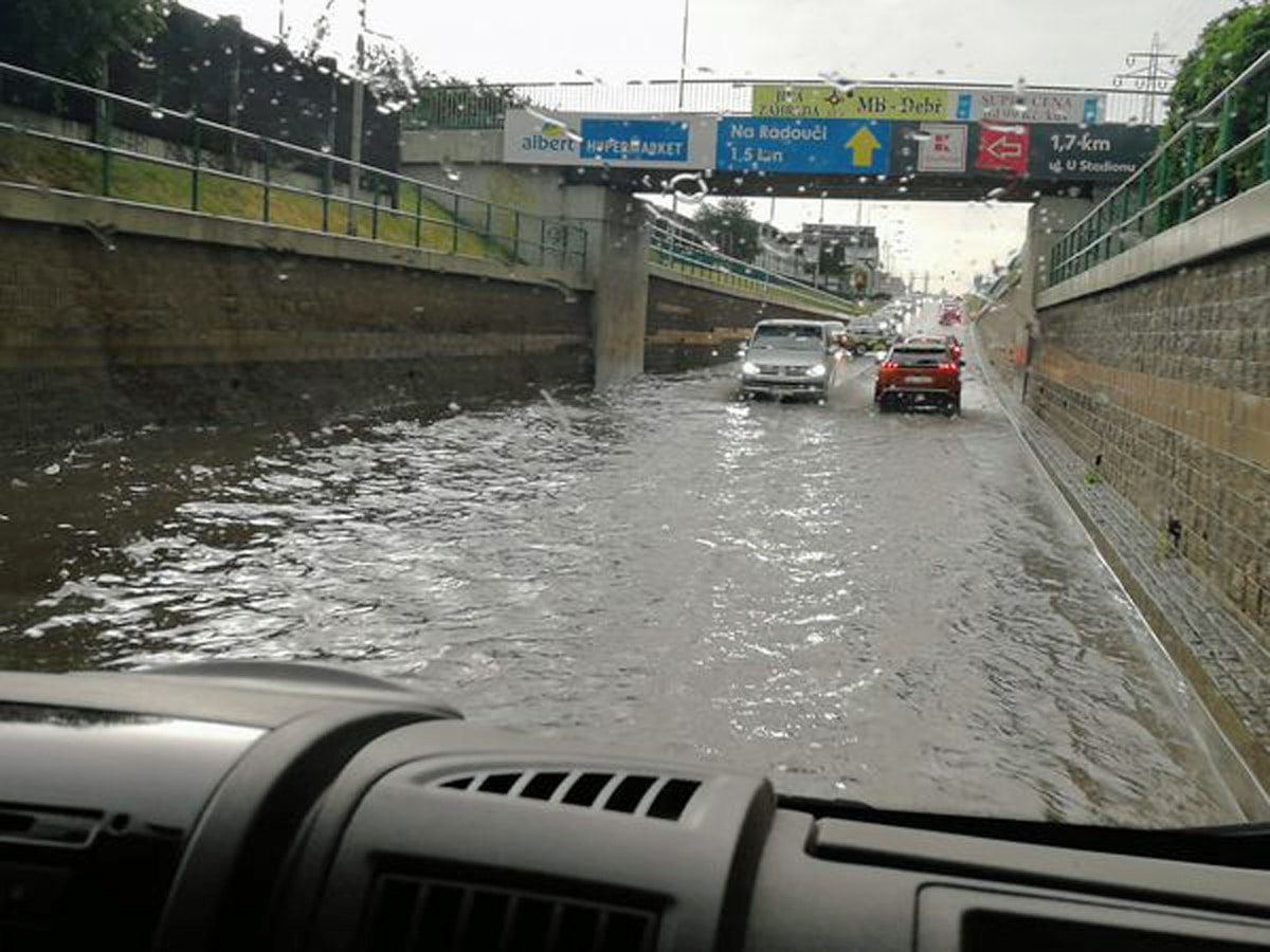 Přívalový déšť vytvořil jezero mezi Kosmonosy a Mladou Boleslaví. Foto: Lucie Handíková