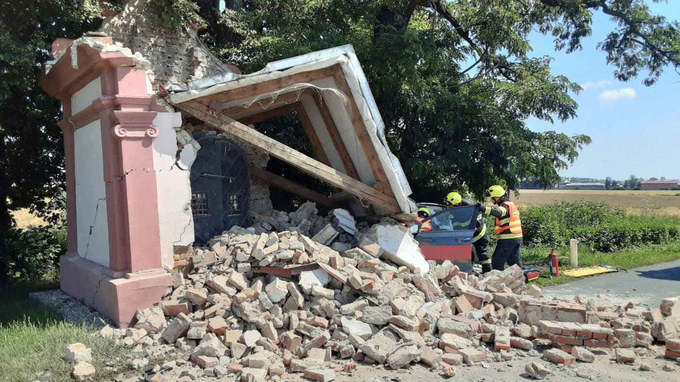 Nehoda u Kojetína. Řidič naboural do kapličky. Foto: HZS