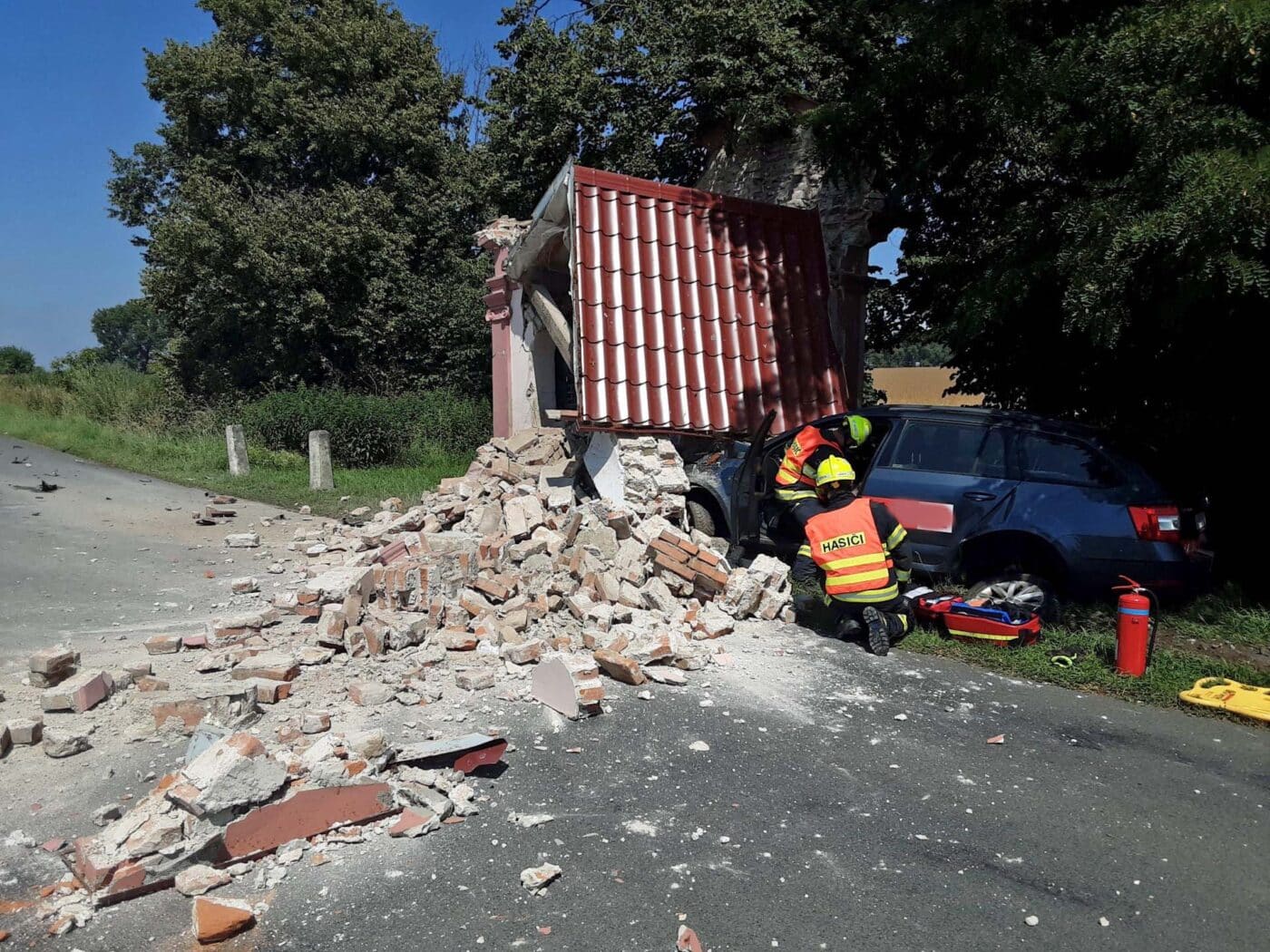 Nehoda u Kojetína. Řidič naboural do kapličky. Foto: HZS