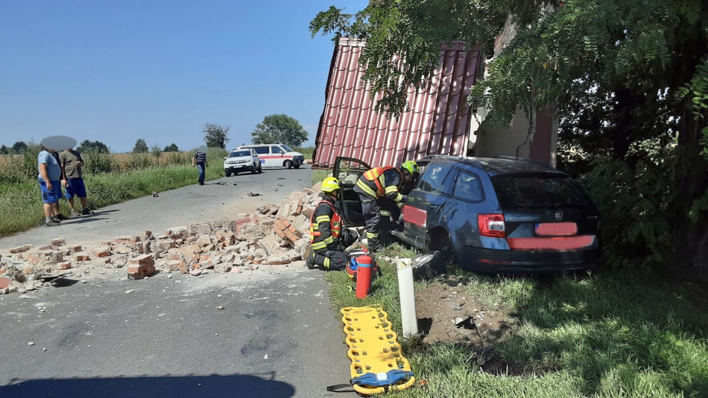 Nehoda u Kojetína. Řidič naboural do kapličky. Foto: HZS