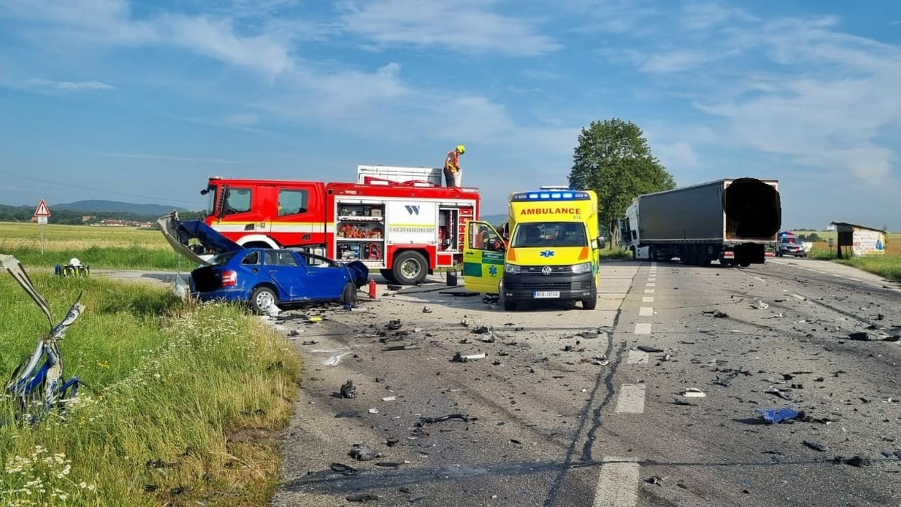 Tragická nehoda auta a kamionu u Libějovic. Foto: PČR