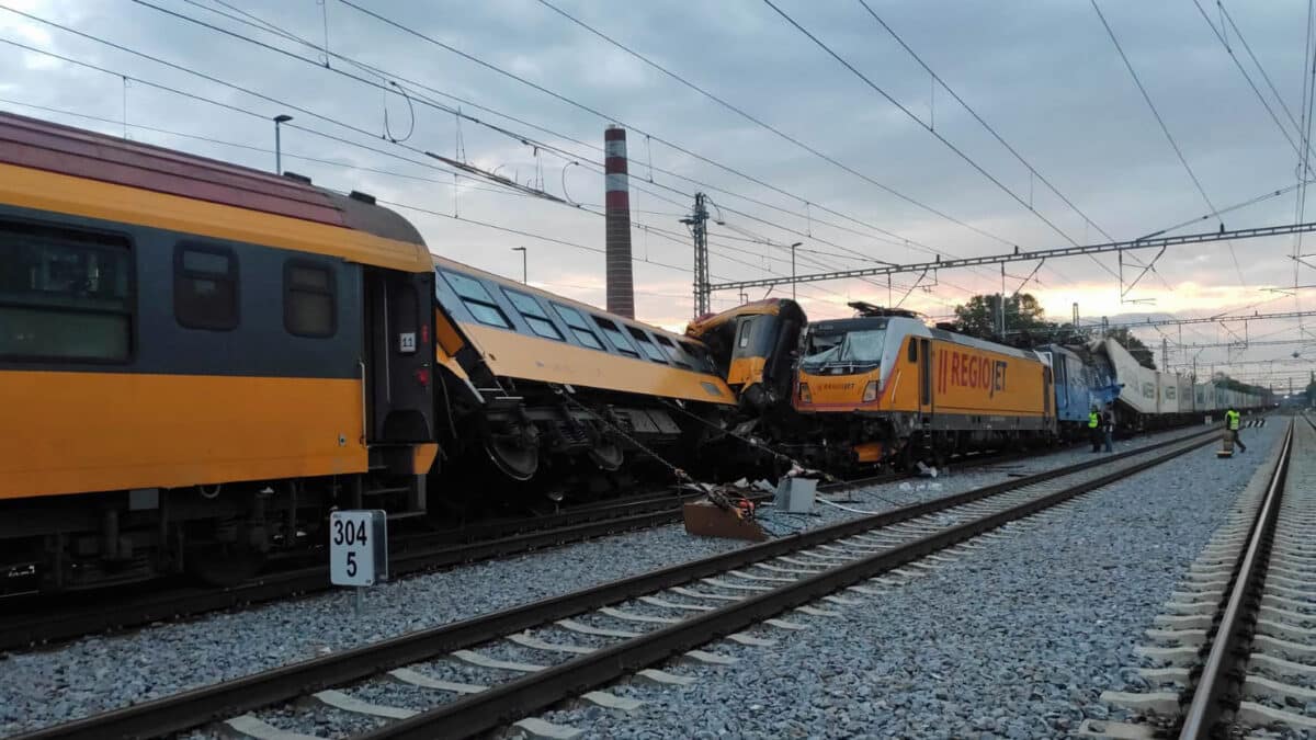 Následky tragické nehody vlaků v Pardubicích. Foto: DI