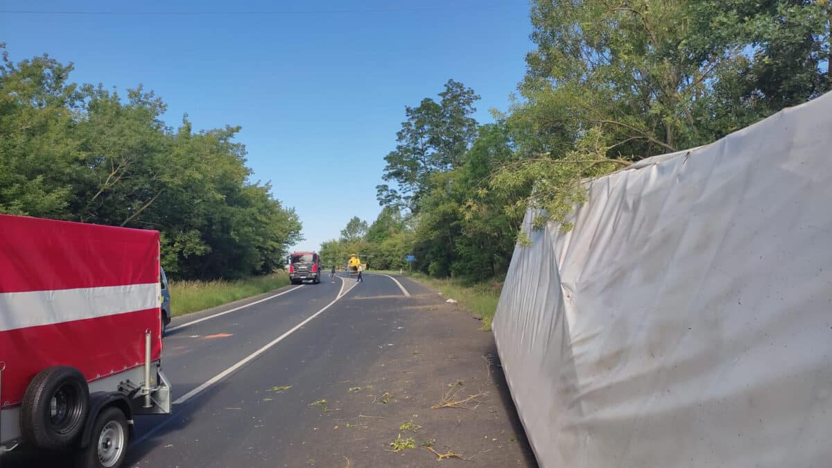 Nehoda kamionu na D7 u Postoloprt. Foto: PČR