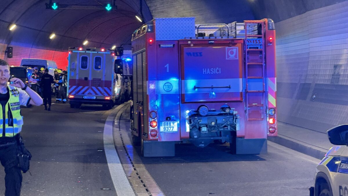 Hromadná nehoda v tunelu Blanka v Praze. Foto: HZS