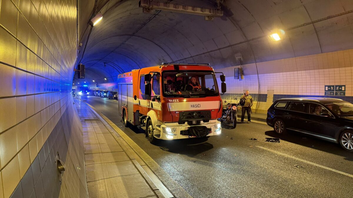 Hromadná nehoda v tunelu Blanka v Praze. Foto: HZS
