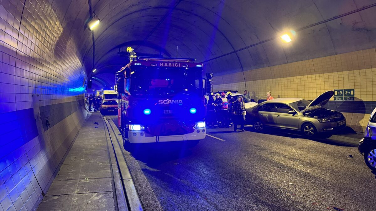 Hromadná nehoda v tunelu Blanka v Praze. Foto: HZS