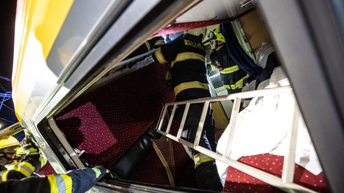 Tragická nehoda vlaku v Pardubicích. Foto: Michal Fanta, HZS